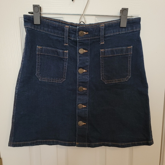 GAP Dresses & Skirts - GAP EUC Dark Wash Denim Mini Skirt Size 4.  W27